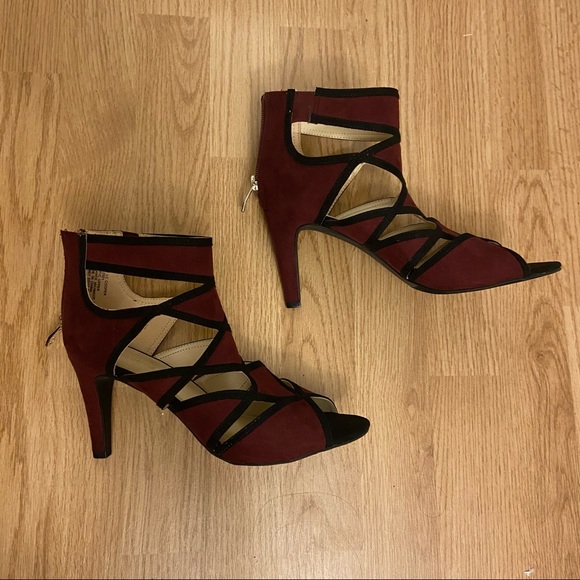 3/$15 Classy Geometric Pumps - Picture 5 of 8